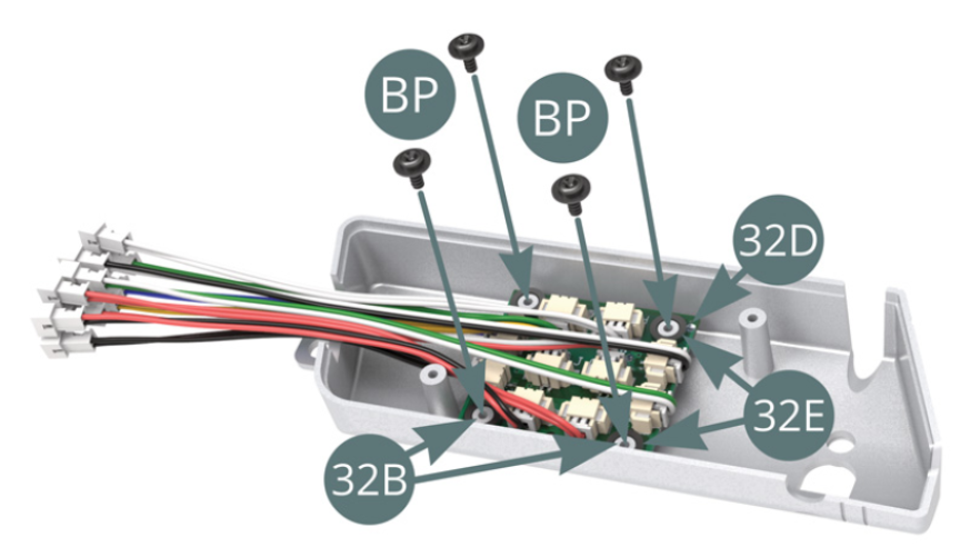 Fixer le circuit imprimé 32D sur le réservoir de carburant 32B avec quatre vis BP. 