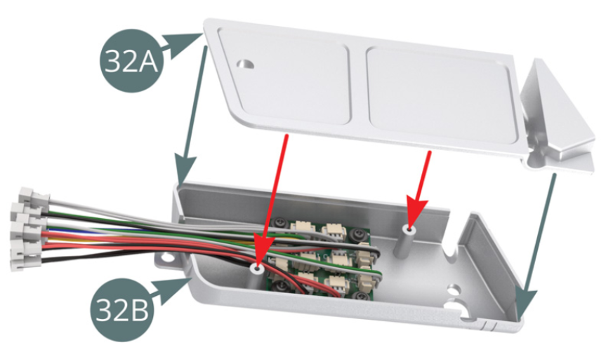 Positionieren Sie die obere Deckplatte 32A auf dem Kraftstofftank 32B mit Hilfe der beiden Stifte (rote Pfeile).