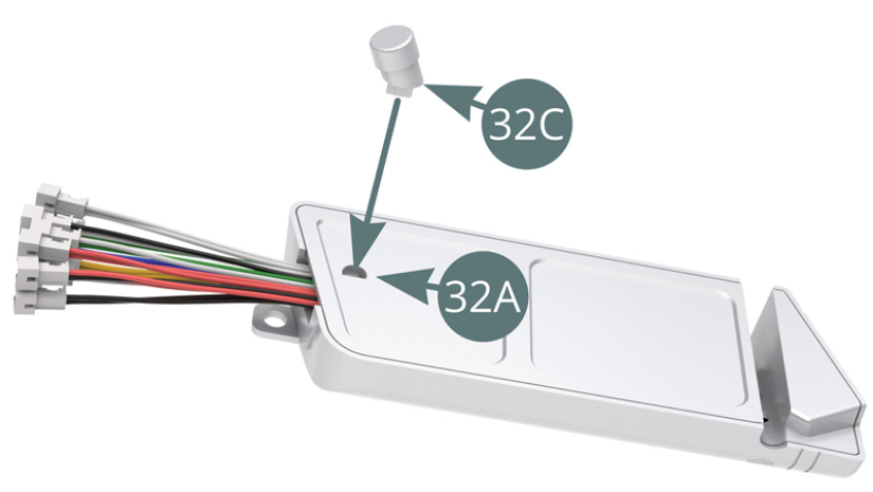 Setzen Sie den Einfüllstutzen 32C auf die obere Deckplatte 32A des linken Kraftstofftanks.