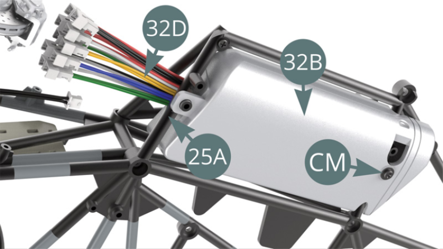 Die Kabel von 32D müssen zwischen dem unteren Fahrgestell 25A und dem Fahrgestell 31B verlaufen, wie in den nachstehenden Abbildungen gezeigt.