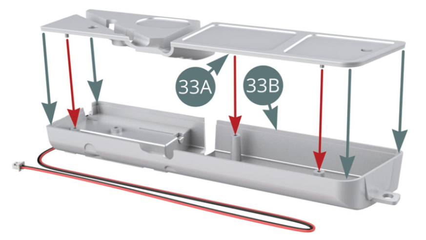 Posizionare il pannello superiore (33A) sul serbatoio carburante destro (33B) usando i tre perni (frecce rosse). 