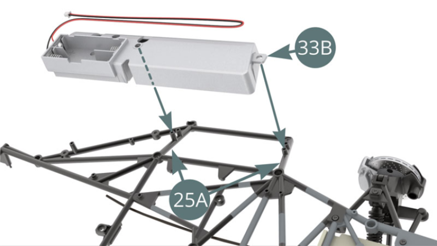 Positionner le réservoir de carburant droit 33B sur les ergots prévus sur le châssis inférieur 25A et le fixer avec une vis IM (illustrations ci-contre). Faire passer le câble rouge et noir 33B sur le côté de la partie supérieure du châssis inférieur 25A (flèche bleue).