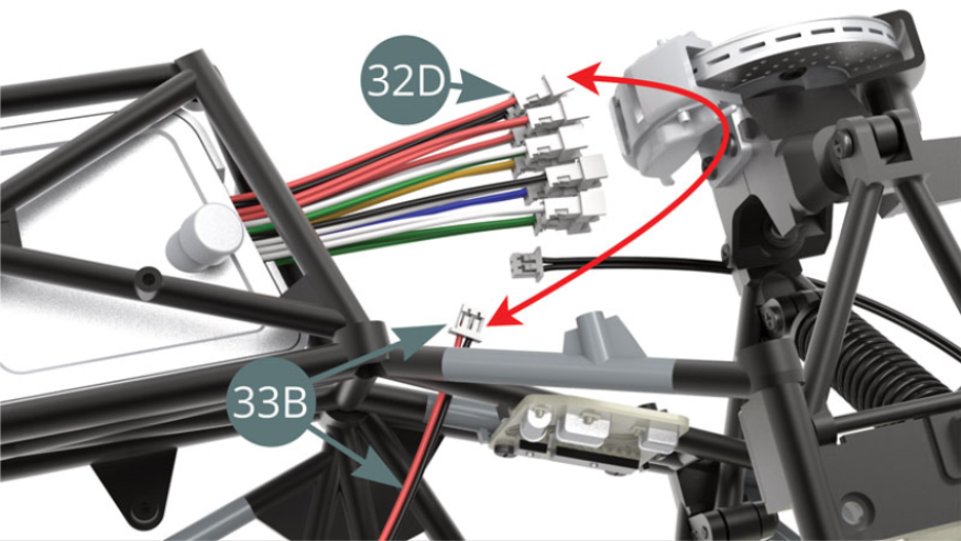 Conecta el cable rojo y negro (33B) - observa su trayectoria a través de los tubos del chasis - a la toma del cable rojo y negro (32D) del compartimento de la batería (ilustraciones al lado).