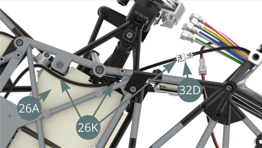 Guidare il cavo doppio nero (26K) lungo la pedana (26A), poi attraverso i tubi del telaio e inserirlo nella presa del cavo doppio nero del vano batteria (32D) - illustrazioni a lato.