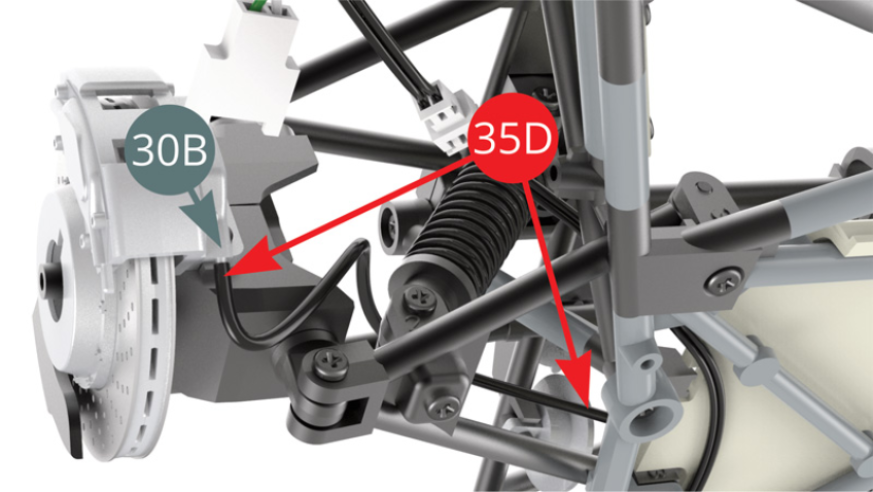 Positionner la durite de frein gauche 35D sur le téton situé sous le cache-pistons de frein 30B. Guider l’autre extrémité de la durite 35D vers le maître-cylindre 26H et la fixer sur celui-ci (illustrations ci-contre).