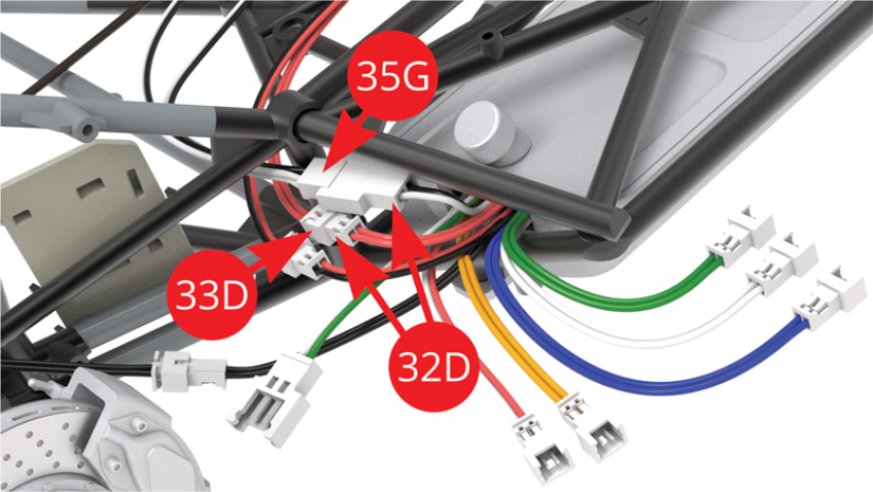 Collegare il cavo del LED della luce posteriore / bianco-nero (35G) e il cavo dell'interruttore / rosso (33D) ai cavi dello stesso colore sulla scheda del circuito (32D).Identificare attentamente il più lungo (freccia blu) e il più corto (freccia verde) dei cavi LED della luce posteriore / bianco-nero (35G) nell'illustrazione qui sopra.