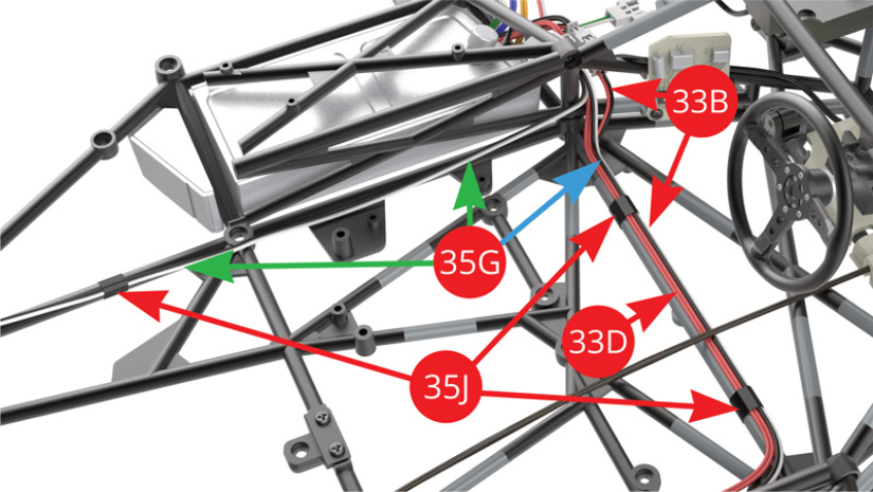 Guider le câble du réservoir de carburant droit 33B (noir-rouge), le câble de l’interrupteur 33D (rouge) et le plus long (flèche bleue) des câbles des LED de feux arrière 35G (noir-blanc) le long du côté droit du châssis, puis les attacher ensemble sur le tube principal du cadre avec deux morceaux de ruban adhésif 35J. Guider le plus court des câbles des LED (flèche verte) de feux arrière 35G (noir-blanc) le long du côté gauche du châssis, puis l’attacher sur le tube principal du cadre avec un morceau de ruban adhésif 35J.