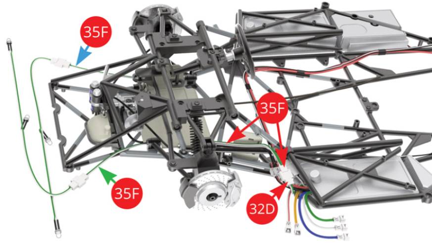 Conecta el cable del LED de faros delanteros / blanco-verde (35F) al cable del mismo color de la PCB (32D). Identifica el más largo (flecha azul) y el más corto (flecha verde) de los cables LED de faros delanteros (35F). Su posición se especifica en la vista detallada en el siguiente paso.