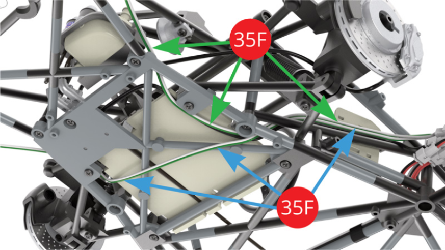 Identifizieren Sie den Durchgang rechts vom längsten (blauer Pfeil) und links vom kürzeren (grüner Pfeil) der Scheinwerfer-LED-Kabel / weiß-grün (35F) in den nebenstehenden Abbildungen.