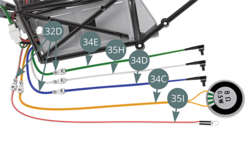 Schließen Sie das Kabel des Hupenschalters / grün (34E), das Kabel des Lichtschalters / weiß (35H), das Kabel des Motorgeräusch / blau (34D), das Lautsprecherkabel / gelb (34C) und das Kabel der Instrumentenbeleuchtung / rot-weiß (35I) an die gleichfarbigen Kabel auf der Leiterplatte (32D) an.