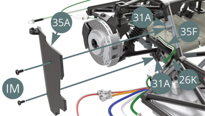 Positionner le garde-boue gauche 35A sur le châssis 31A (en cachant derrière les câbles 35F et 26K) et le fixer avec deux vis IM.