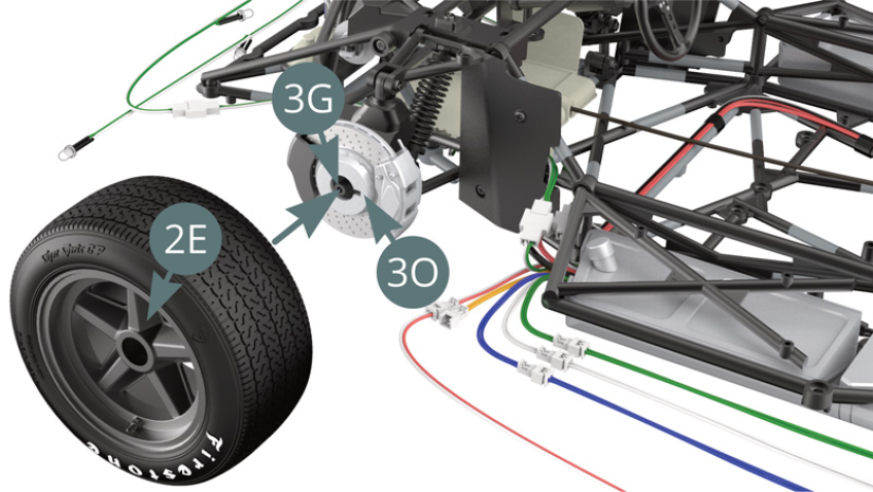 Montare il cerchio anteriore sinistro (2E) sull'asse supporto del mozzo (3G) ruotandolo delicatamente fino a farlo scattare nella tacca del disco freno esterno (3O).