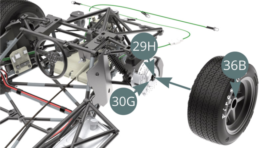 Positionieren Sie die Felge des linken Vorderrads (36B) auf die Achse des Nabenträgers (29H), durch leichtes Drehen, bis es die Einkerbung in die äußere Bremsscheibe (30G) einrastet.