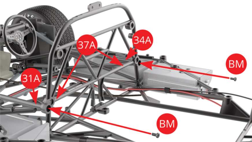 Fixar a armação da divisória do cockpit (37A) nas extremidades dos tubos laterais esquerda (31A) e direita (34A) do chassis com dois parafusos BM.