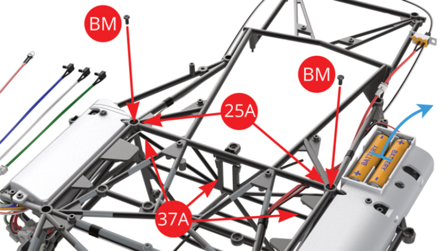 Fixar a estrutura de separação do cockpit (37A) às extremidades dos tubos inferiores do chassis (25A) com dois parafusos BM. Remover ambas as pilhas AAA do compartimento das pilhas até à sua utilização posterior.