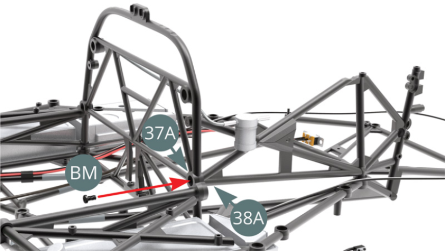 Fissare il telaio laterale sinistro (38A) al telaio di separazione della cabina (37A) con il vite BM.