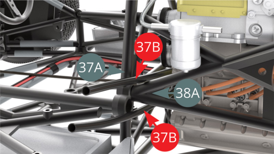 Far passare il tubo dell'olio superiore (37B) attraverso la parte superiore e quello inferiore (37B) attraverso la parte inferiore attraverso le barre a V del telaio sinistro (37B).