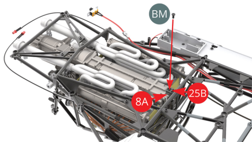 Girare il telaio con il motore e fissare l'alloggiamento del motore (8A) al supporto anteriore del motore (25B) con vite BM.