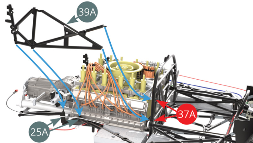 Alinhar a armação lateral direita (39A) com o chassis inferior (25A) e a armação de separação do cockpit (37A).