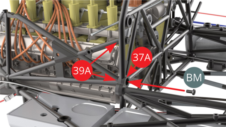 Fixar a armação lateral direita (39A) à armação de separação do cockpit (37A) com um parafuso BM.