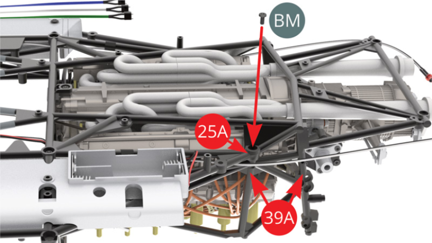 Fixar a estrutura lateral direita (39A) ao chassis inferior (25A) com um parafuso BM a partir da parte inferior do chassis.