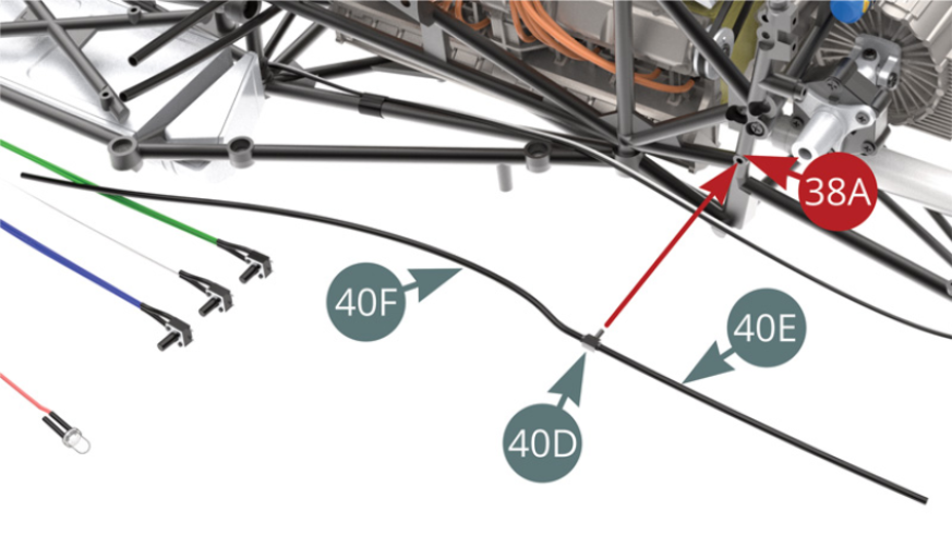 Montare il connettore (40D) con i tubi del freno collegati (40E e 40F) sulla guida del telaio di sinistra (38A) - illustrazioni in alto e in basso.