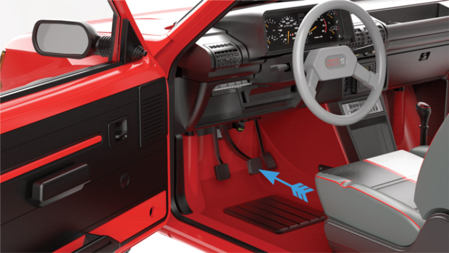 Open the left door, then press the brake pedal to check that the rear brake lights are working properly (see illustrations below).