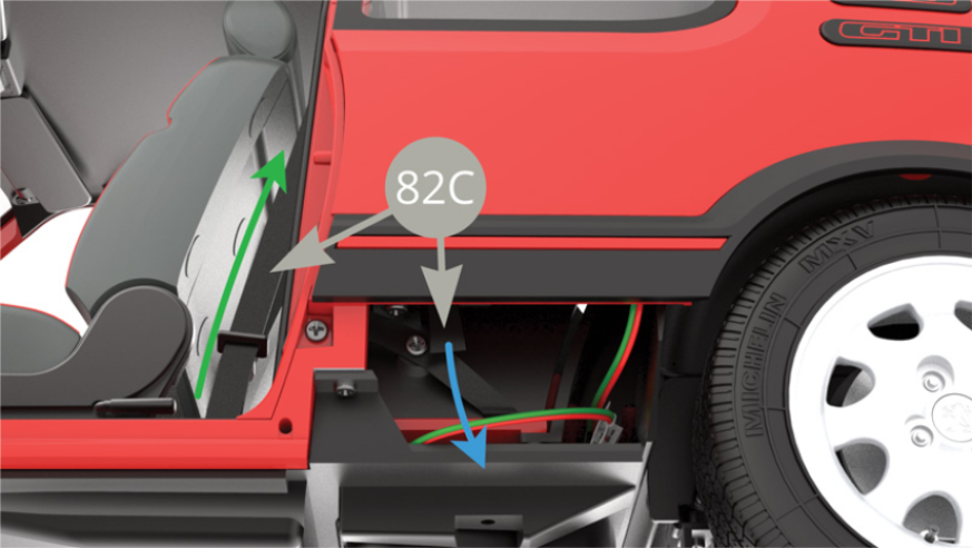 Tighten 82C (seat belt) - green arrow - with tweezers by pulling on the free end (blue arrow).