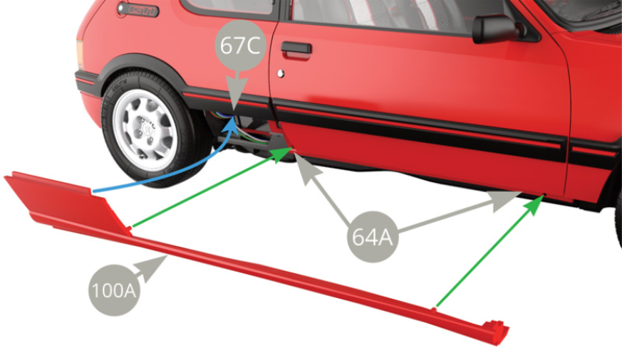 Positionner le bas de caisse droit 100A sur la carrosserie 64A.Pour ce faire, par le dessus, glisser la partie supérieure sous la moulure de l’extension d’aile arrière droite 67C (flèche bleue) et engager les deux ergots comme indiqué par les flèches vertes.Par le dessous, positionner les deux languettes sur les points de fixation prévus sur le panneau de châssis 22A et le berceau du train avant 10A.