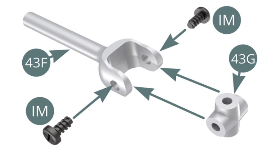 Assembler deux ensembles de demi-arbres selon les illustrations ci-dessous.Positionner un croisillon universel 43G sur un demi-arbre 43F et le fixer avec deux vis IM.Positionner un demi-arbre 43E sur le même croisillon universel 43G et le fixer avec deux vis IM.