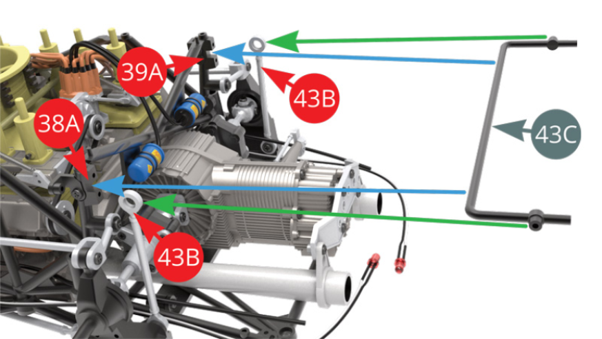 Positionner la barre antiroulis 43C simultanément sur le châssis latéral gauche 38A et droit 39A (flèches bleues) ainsi que sur les extrémités des deux biellettes de suspension 43B (flèches vertes).