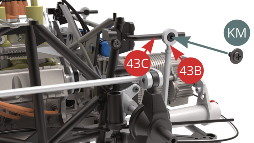 Fixer la barre antiroulis 43C sur les extrémités des biellettes de suspension gauche et droite 43B avec deux vis KM (illustrations ci-contre et ci-dessous).