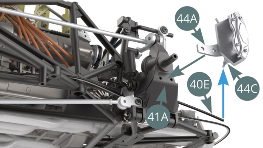 Connecter la conduite de frein 40E sur le téton situé en bas du cache-pistons 44C (flèche bleue).Positionner l’étrier de frein gauche 44A sur le pivot arrière gauche 41A et le fixer avec deus vis IM (illustrations ci-contre).