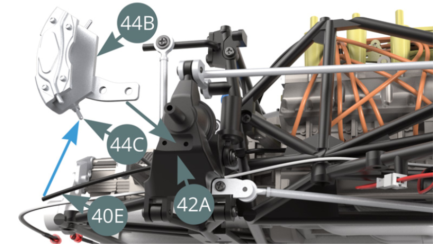 Ligar a Linha de Travagem (40E) ao pino na base dos pistões de travagem (44C) - seta azul. Montar o compasso de travão direito (44B) no pivot traseiro direito (42A) e fixar com dois parafusos IM (ilustrações opostas).