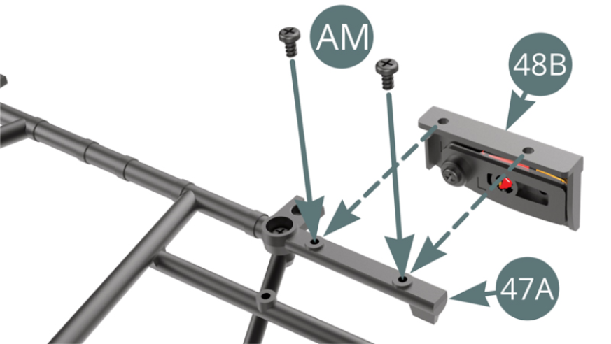 Monta la Carcasa de la luz trasera izquierda (48B) en el extremo posterior derecho del Bastidor superior (47A) y fíjala con dos tornillos AM (ilustraciones al lado).
