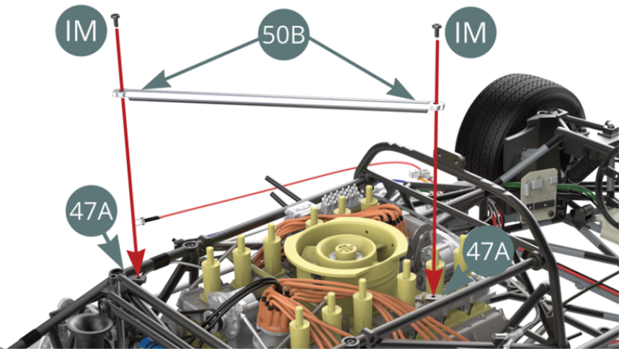 Positionner la barre de renfort 50B sur les supports du châssis supérieur 47A et la fixer avec deux vis IM (illustrations ci-contre).