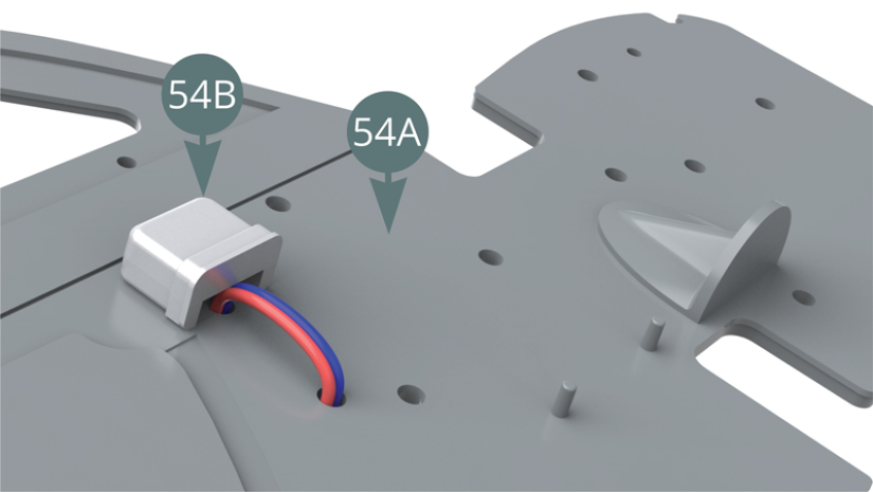 Regulador de tensión (54B) montado en el Mamparo de separación del cockpit (54A).