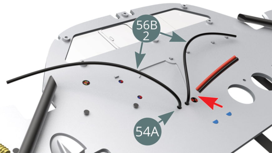 Deja libres las dos longitudes de cable negro (56B-2) para su uso futuro. Corta a ras los cables rojo y negro (flechas rojas) que sobresalen del otro lado del Mamparo de separación del cockpit (54A). Conecta el Cable negro (56B-3), cortado anteriormente, a la parte inferior del Conector de derivación (56Q) y fíjalo en el Mamparo de separación del cockpit (54A).