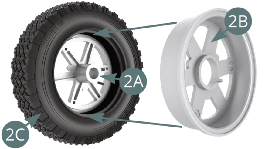 Positionner la jante de roue intérieure 2B dans le pneumatique 2C en l’alignant avec la jante extérieure 2A et la fixer avec trois vis CM (illustrations ci-dessus).