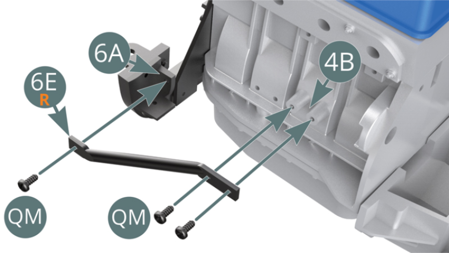 Positionner le bras de support moteur inférieur droit 6E sur le bloc moteur droit 4B et le berceau de support 6A, puis le fixer avec trois vis QM.