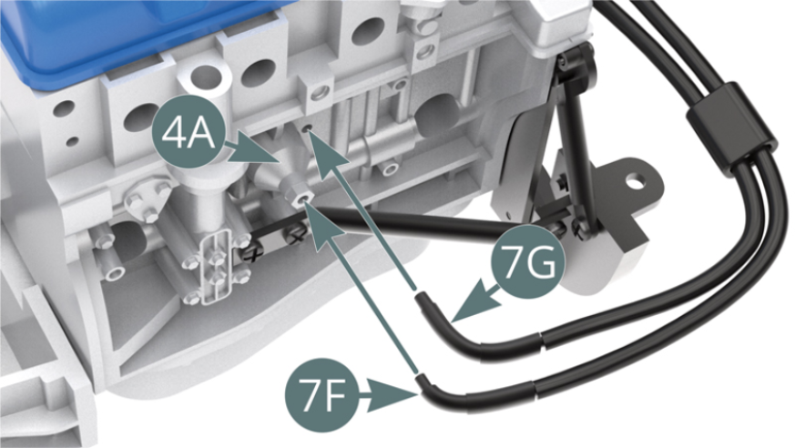 Die Winkelstücke (7F) und (7G) am linken Motorblock (4A) anbringen.