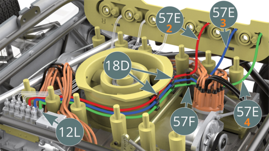 Faire passer les conduites de carburant 57E-2, 57E-3 et 57E-4 à travers le guide de conduite 57F et les deux guides 18D, puis les positionner sur les trois buses d’injecteur 12L restantes de la rangée intérieure. Respecter l’ordre rouge, bleu et vert indiqué.