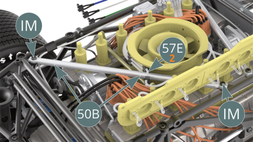 Replacer la barre de renfort 50B en la passant sous la conduite de carburant 57E-2 (située la plus haute) et la refixer avec les deux vis IM sur le berceau moteur.