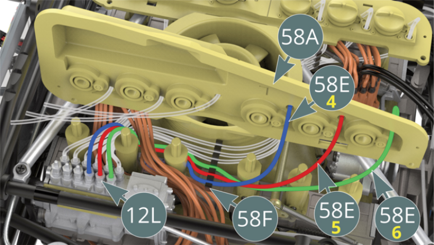 Conecta las tres Líneas de combustible (58E-4, 58E-5 y 58E-6) a las tres Boquillas Inyectoras (12L) en la fila exterior. Respeta el orden rojo, azul y verde como se indica.