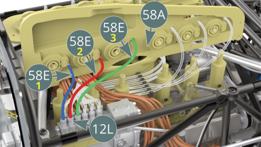Positionner les conduites de carburant 58E-1, 58E-2 et 58E-3 sur les trois buses d’injecteur 12L restantes de la rangée extérieure. Respecter l’ordre rouge, bleu et vert indiqué.