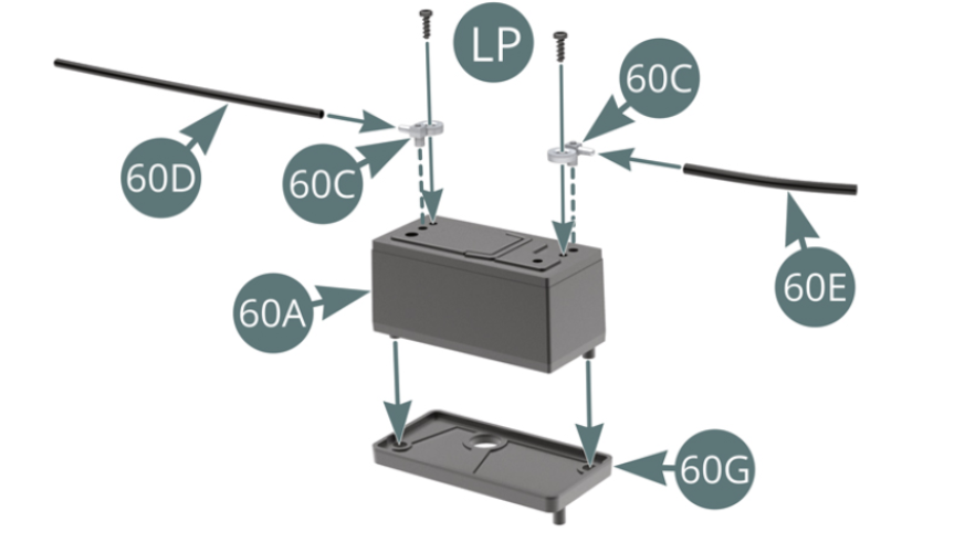 Inserire i cavi (60D e 60E) nei due terminali della batteria (60C). Montare i terminali (60C) sulla batteria (60A) e fissarli con due viti LP.Inserire la batteria (60A) nella staffa (60G).