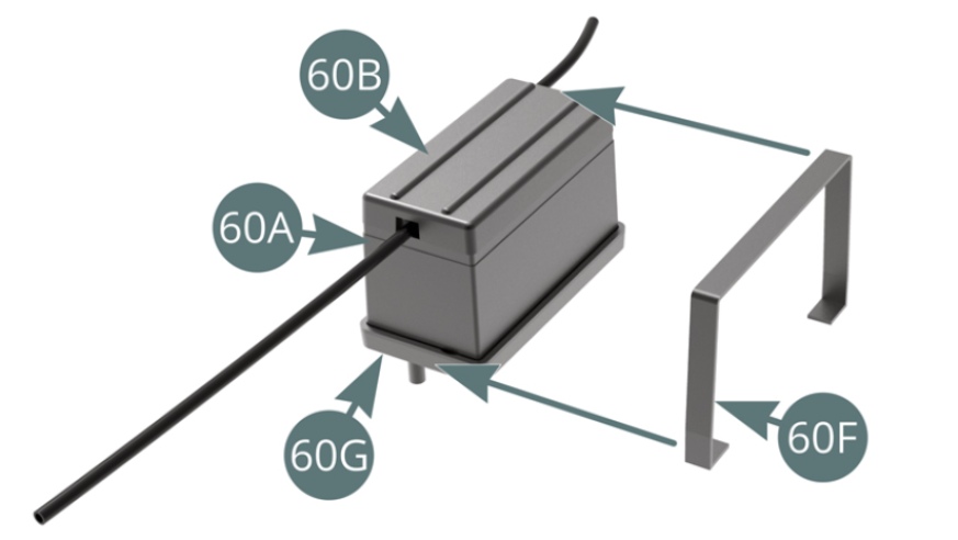 Posizionare la cinghia (60F) sopra il coperchio (60B) e la batteria (60A) e sotto la staffa (60G) - vedere le illustrazioni a lato.