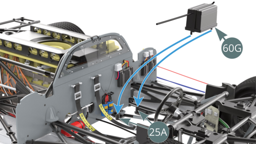 Positionner le support de batterie 60G sur le châssis inférieur 25A à l’aide de ses deux ergots.Relier les câbles 60D et 60E aux ergots situés sur la cloison de séparation du cockpit 54A, juste en dessous du boîtier d’allumage 56K.