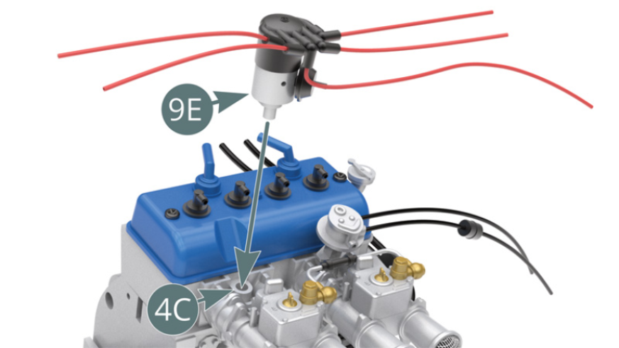 Positionner le distributeur d’allumage 9E sur le haut du bloc moteur 4C.