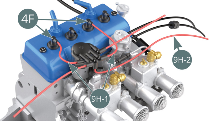 Connecter le premier et le troisième câble à haute tension 9H-1 respectivement à la première et à la troisième bougie d’allumage 4F (en partant de la gauche vers la droite).